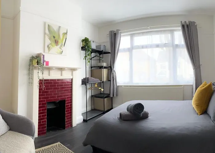 Modern Four Bedroom Semi-Detached House With Off Street Parking 8 Min Drive To Wembley Stadium, 5 Miles To Central London
