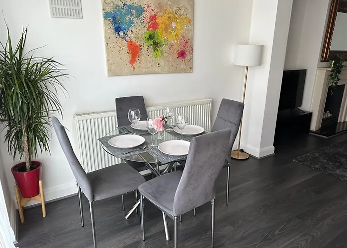Modern Four Bedroom Semi-Detached House With Off Street Parking 8 Min Drive To Wembley Stadium, 5 Miles To Central London