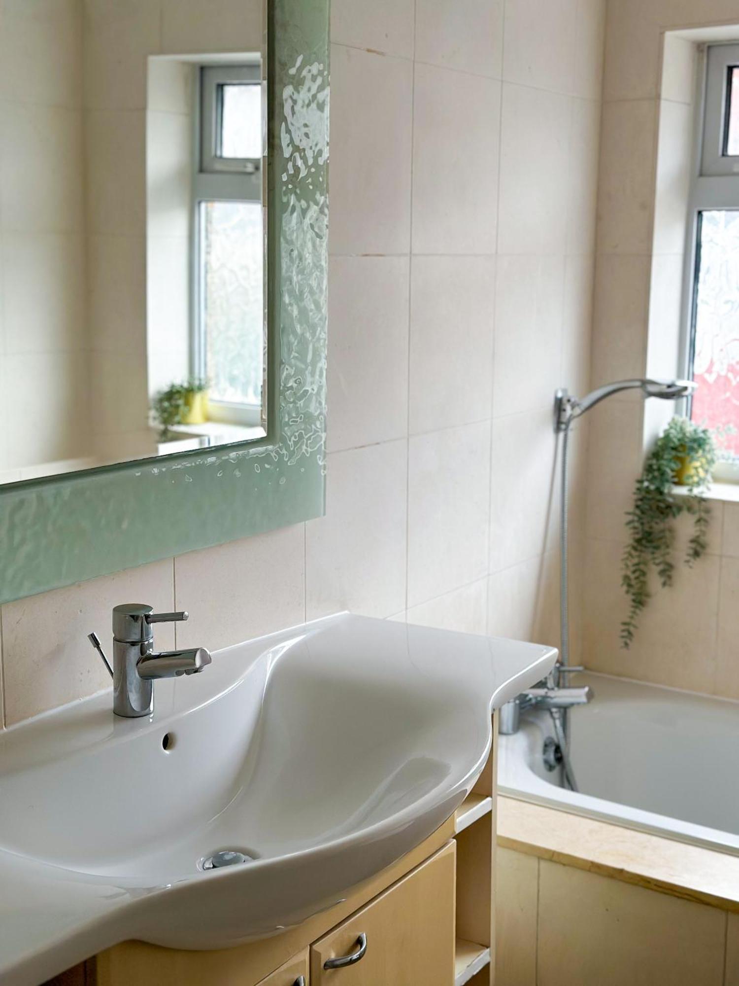 Wembley Oasis: Modern Semi-detached Near Stadium Holiday home *