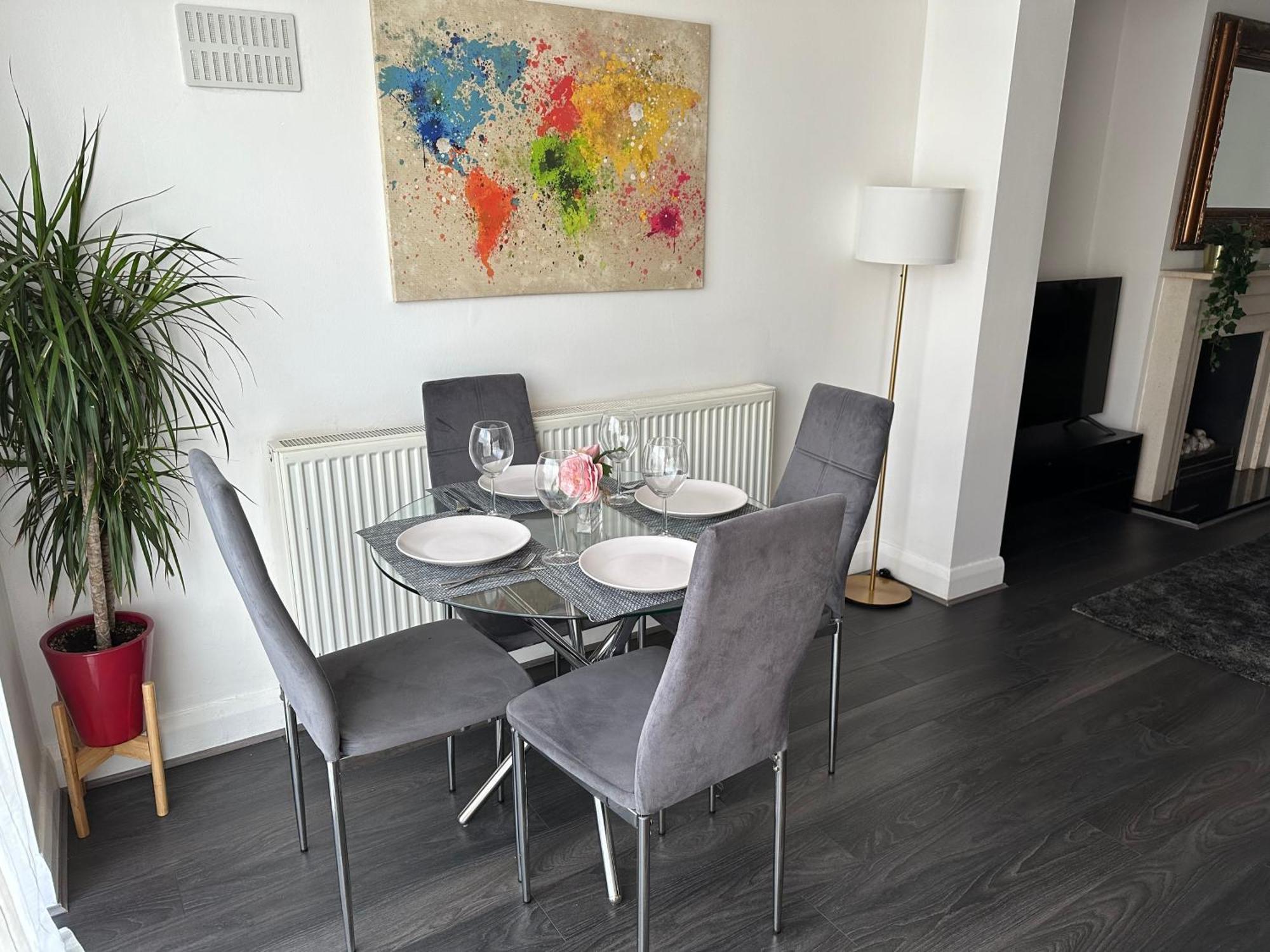 Modern Four Bedroom Semi-detached House With Off Street Parking 8 Min Drive To Wembley Stadium, 5 Miles To * Londra